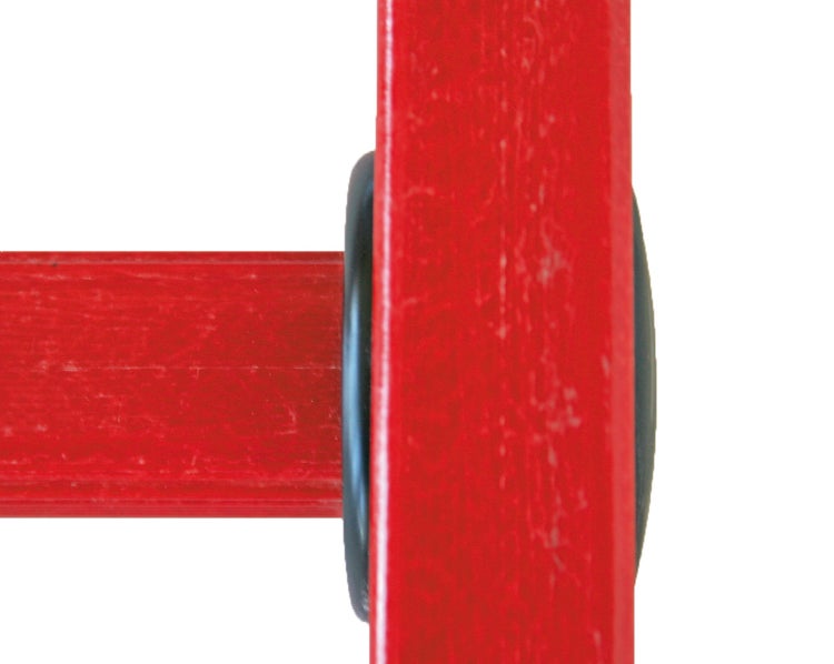 Detailaufnahme einer Sprosse und eines Holzes eines roten Holzleitersprossenbettes.