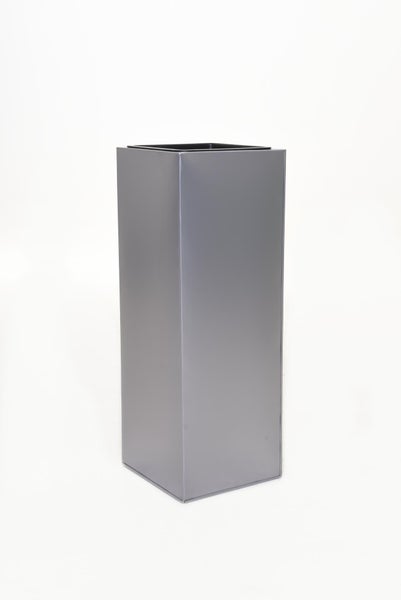 Hoher Pflanzkübel in quadratischer Säulenform aus Kunststoff mit silberner Metalloptik.