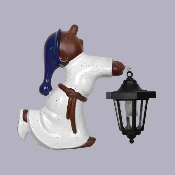 Gartenfigur Nachtwächter aus Keramik mit schwarzer Solarlaterne in der Hand.