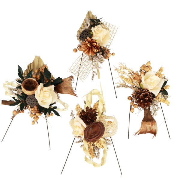 Gesteck mit Trockenblumen, Rosen und Zapfen