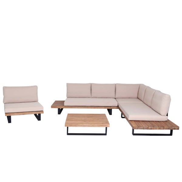 Lounge-Set aus L-förmigem Ecksofa, Sessel und Couchtisch aus Holz mit schwarzen Metallbeinen und hellen Polstern.