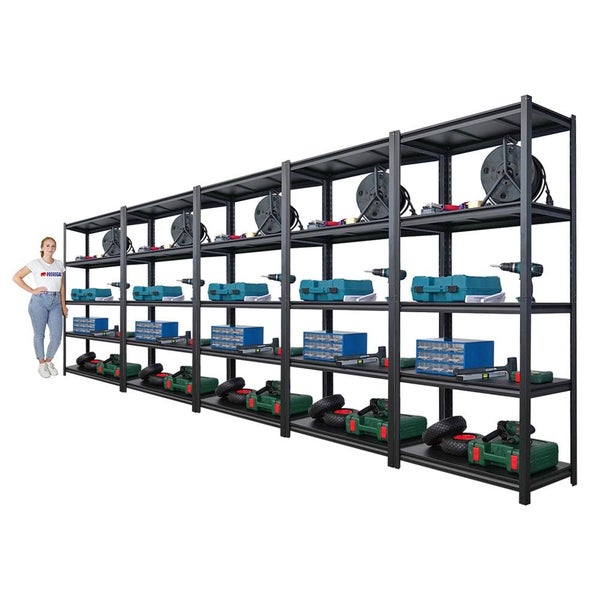 Langes Metallregal mit Werkzeugkisten und anderen Werkzeugen