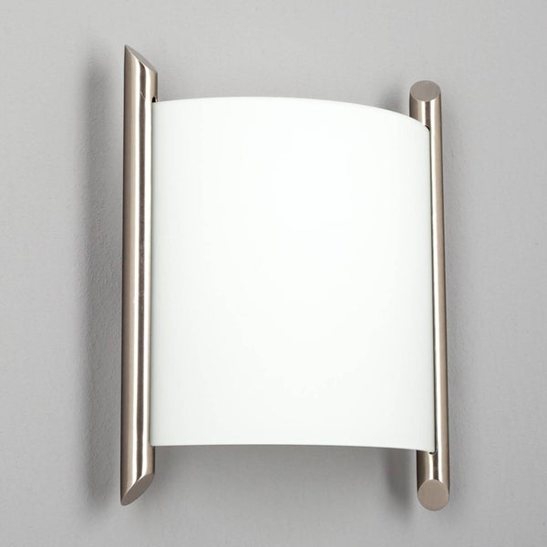 Wandleuchte mit rechteckigem, gebogenem Lampenschirm und Metallhalterung