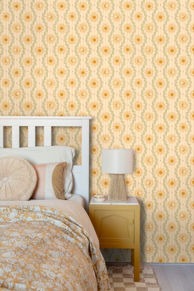 Schlafzimmer mit gemusterten Tapeten, Bett und Nachttisch