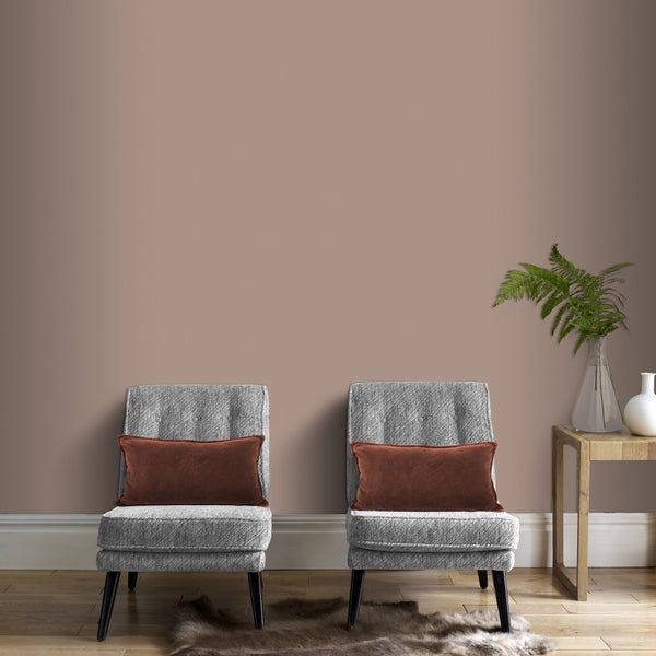 Wohnraum mit zwei Sesseln und brauner Wandfarbe