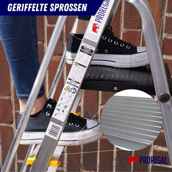 Person auf einer Stufenleiter mit geriffelten Sprossen stehend