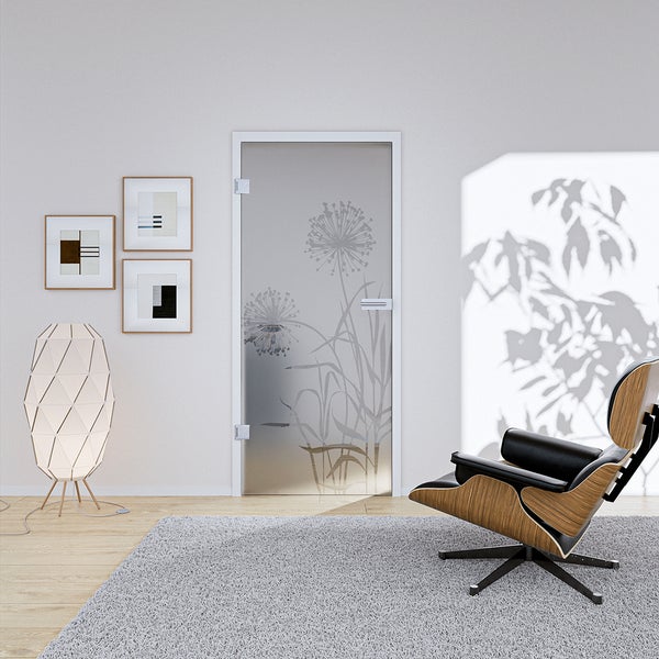 Ganzglastür mit floralem Muster in einem modern eingerichteten Wohnzimmer mit Sessel, Stehlampe und Teppich.