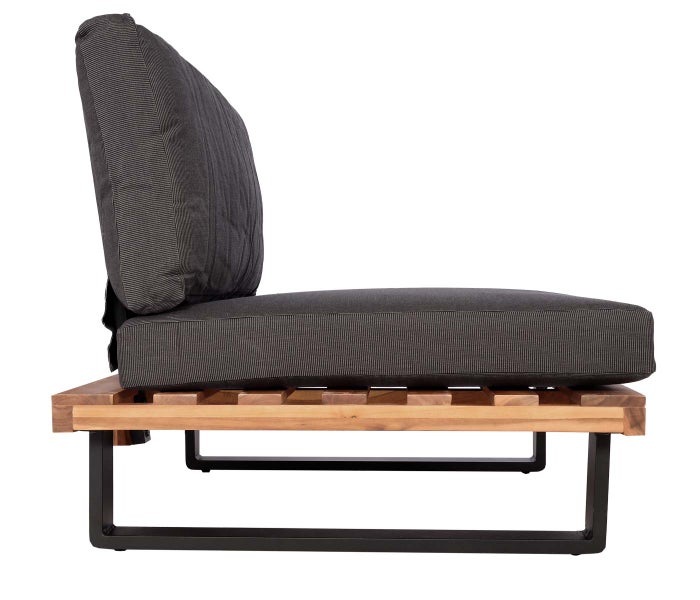Garten-Lounge-Mittelteil mit Holzgestell, schwarzem Metallrahmen und dunkelgrauen Sitz- und Rückenkissen in der Seitenansicht.