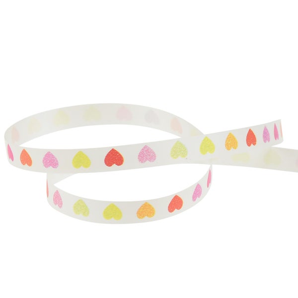 Dekoratives Geschenkband mit Herzmotiven