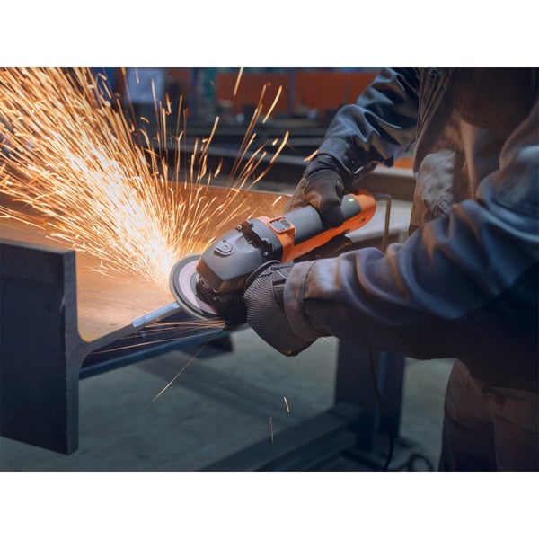 Eine Person schleift mit einem Winkelschleifer Metall, Funken sprühen.