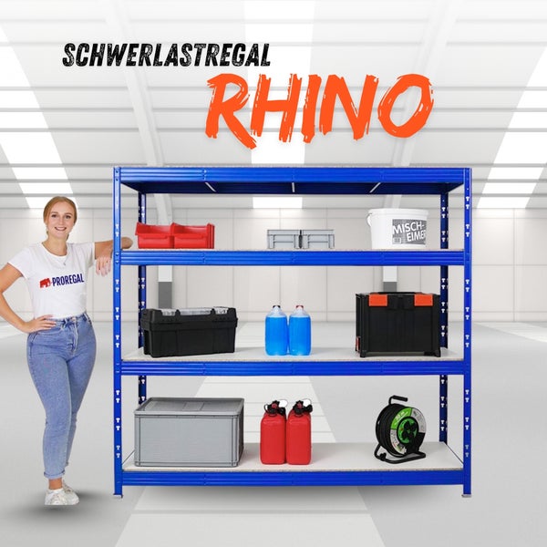 Schwerlastregal RHINO mit vier Ebenen, bestückt mit Werkzeug und Boxen in einer hellen, organisierten Werkstatt.