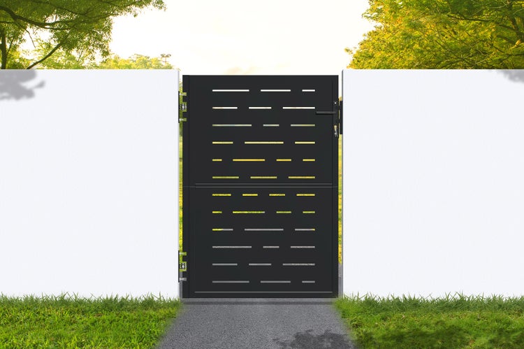 Modernes Gartentor aus Metall in Anthrazit mit horizontalen Schlitzen, montiert zwischen zwei weißen Mauern.
