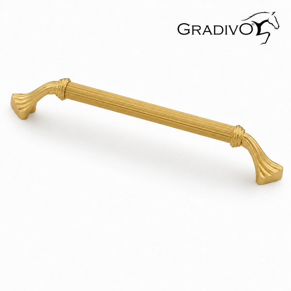 Klassischer Möbelgriff in Gold-Optik mit gerillter Oberfläche und verzierten Enden. Gradivo Logo.