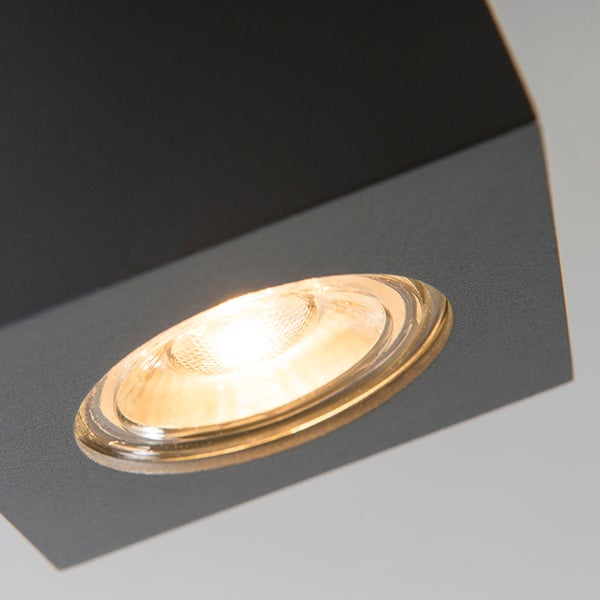 Nahaufnahme eines quadratischen LED-Strahlers mit eingeschaltetem Leuchtmittel.