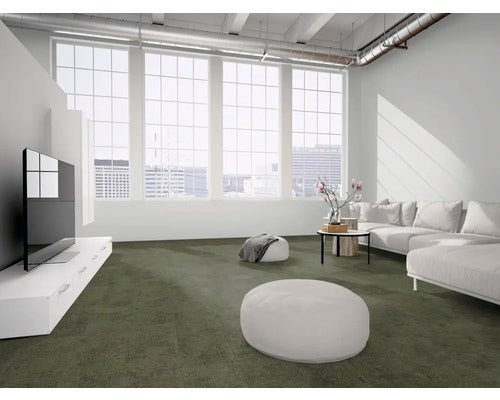 Modernes, helles Wohnzimmer mit dunklem Bodenbelag, weißem Sofa, runden Sitzkissen und großen Fenstern im Industrie-Stil.