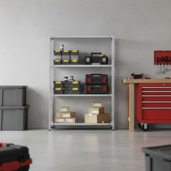 Metallregal mit vier Fachböden in einer Garage, bestückt mit Werkzeugkoffern und Kartons neben einer Werkbank.