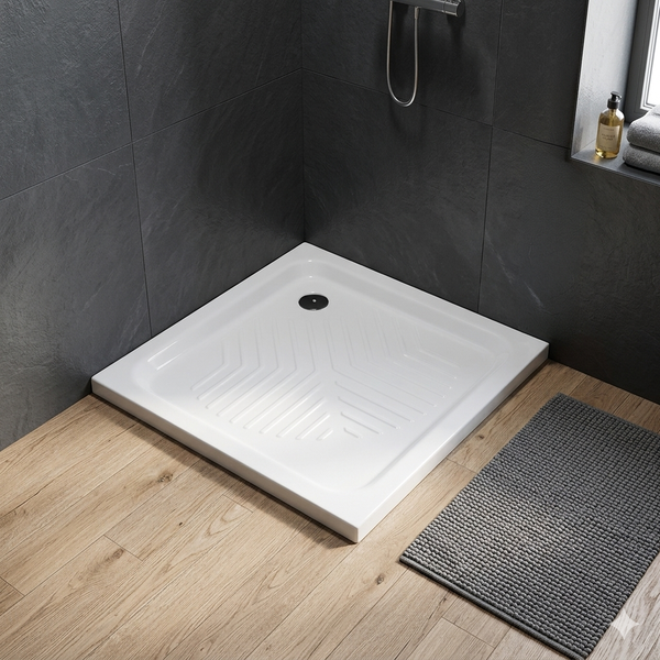 Weiße, quadratische Duschwanne mit strukturierter Oberfläche in einem modernen Badezimmer mit dunklen Wandfliesen und hellem Holzboden.