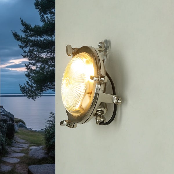 Wandleuchte im maritimen Stil an einer Wand mit Landschaft im Hintergrund