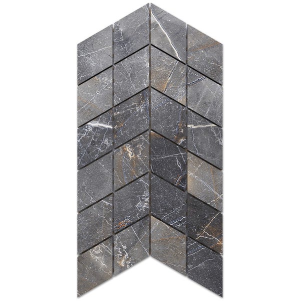 Graue Mosaikfliese im Chevron-Muster mit Naturstein-Optik und heller Marmorierung.