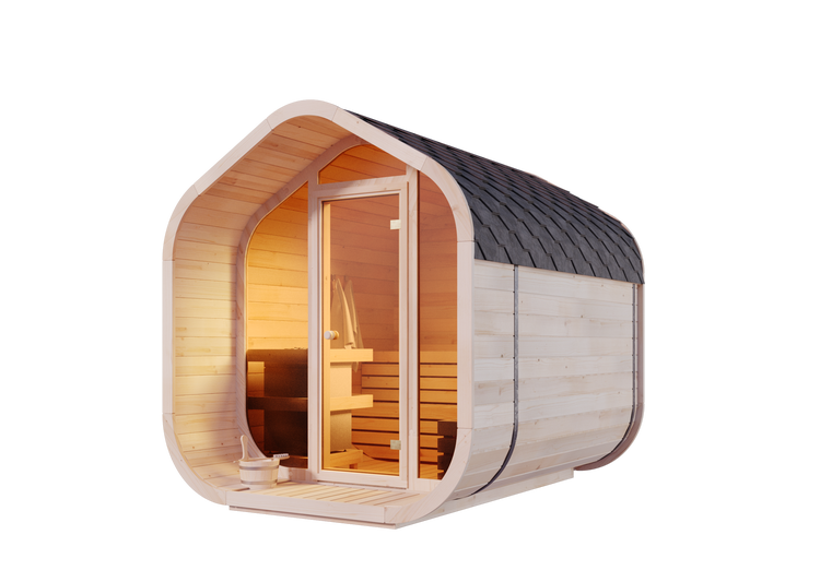 Moderne Fasssauna aus hellem Holz mit Glasfront, Schindeldach und Inneneinrichtung inklusive Saunaofen und Holzbänken.
