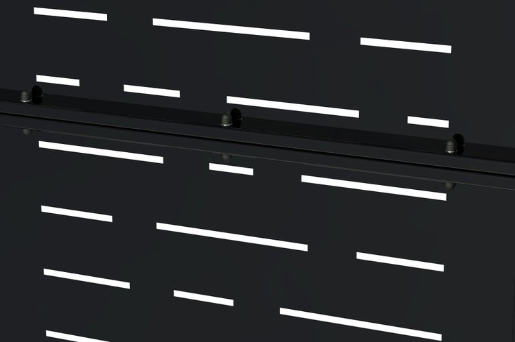 Nahaufnahme eines schwarzen Sichtschutzzaun-Elements aus Metall mit horizontalen Schlitzen und Montageschrauben.