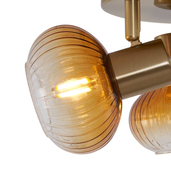 Nahaufnahme einer Deckenleuchte mit bernsteinfarbenen Glasschirmen