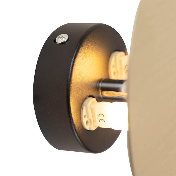 Nahaufnahme der schwarzen Montagehalterung einer Leuchte mit sichtbaren Lampenfassungen und europäischer Konformitätskennzeichnung.