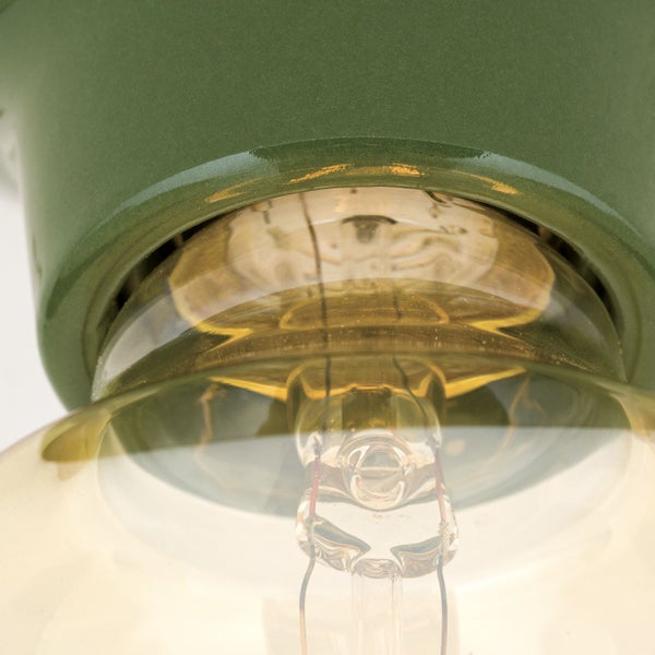 Nahaufnahme einer Deckenleuchte mit Glühbirne