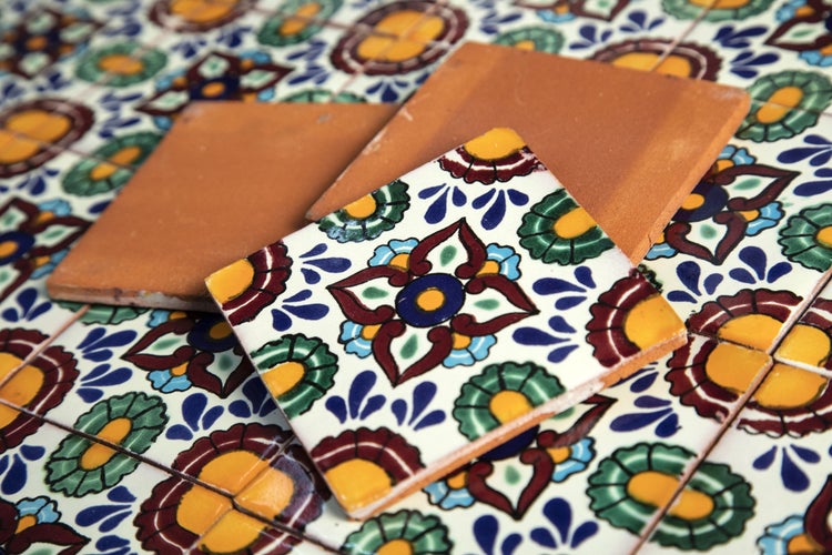 Dekorative Fliesen mit floralen Mustern und unglasierte Fliesen