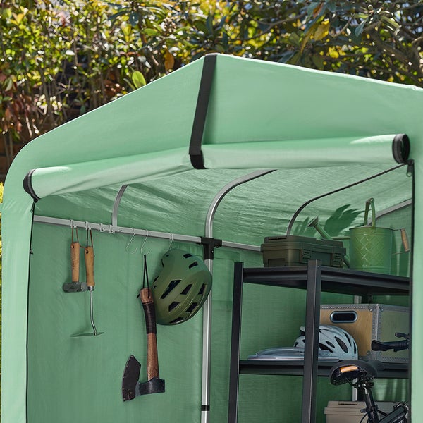 Detailansicht eines Gartenschranks mit Werkzeugen, Helm, Regal und Fahrrad