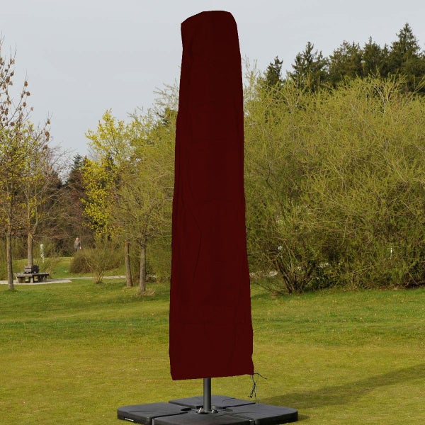 Abgedeckter Sonnenschirm auf einer Terrasse