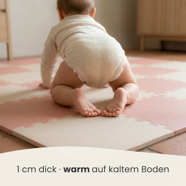 Ein Baby krabbelt auf einer 1 Zentimeter dicken Puzzle-Spielmatte aus Schaumstoff, die Schutz und Wärme auf kaltem Boden bietet.