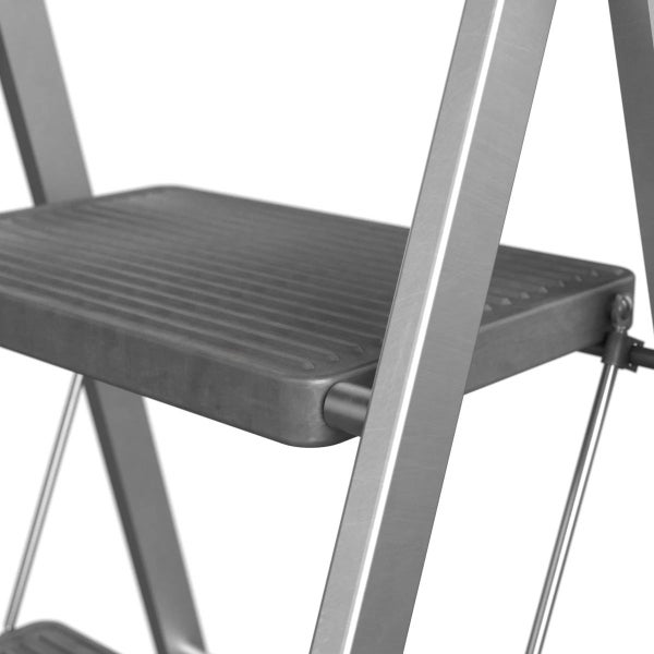 Detailansicht einer silberfarbenen Trittleiter mit geriffelter Stufe.