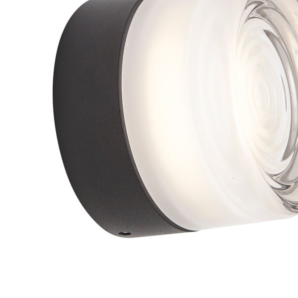 Runde LED Wandleuchte mit strukturiertem Glasdiffusor und robustem Gehäuse