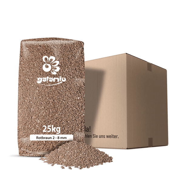Galamio Ziersplitt in Rotbraun, Körnung 2 bis 8 Millimeter, im 25 Kilogramm Sack neben einem Versandkarton.