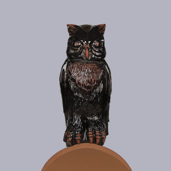 Gartenfigur Eule auf Sockel zur Vogelabwehr aus Kunststoff.