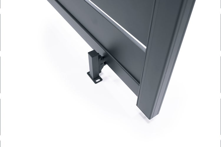 Bodenanschlag aus Metall für ein Tor in Anthrazit, Detailaufnahme.