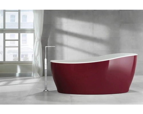 Freistehende Badewanne aus Sanitäracryl mit Armatur im Badezimmer.