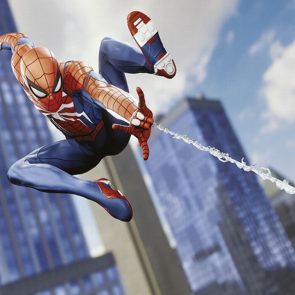 Spider-Man Figur in Aktion vor einem Gebäude