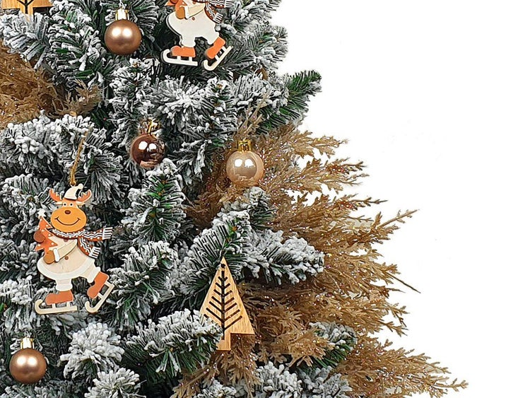 Künstlicher Weihnachtsbaum mit Kunstschnee, geschmückt mit dekorativen Anhängern in Form von Rentieren und Tannenbäumen sowie Weihnachtskugeln.