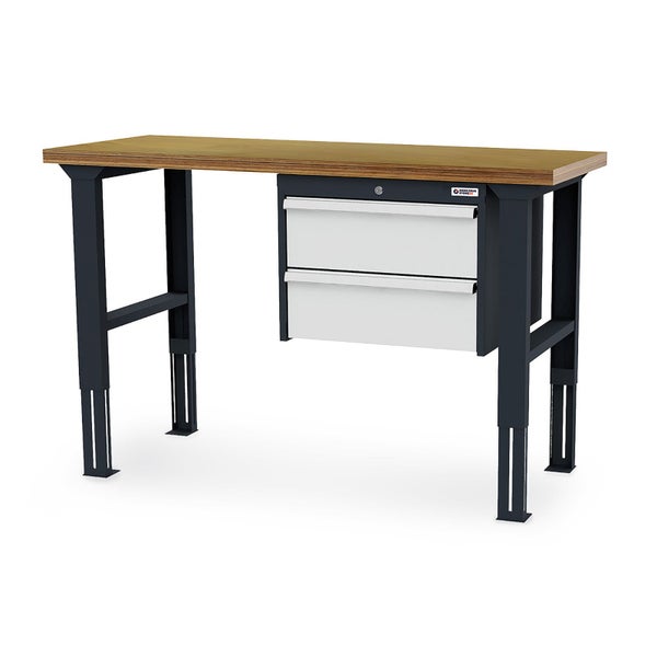 Handwerker schleift eine Holztür mit einem Exzenterschleifer in einer hellen, organisierten Werkstatt mit Staubabsaugung.