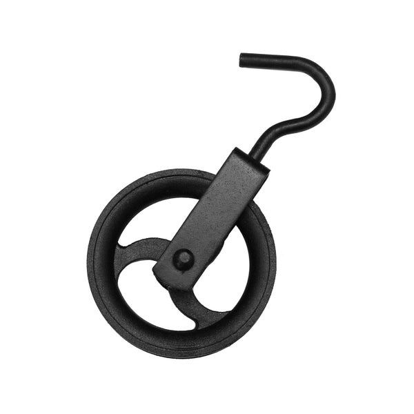 Eine Seilrolle mit Haken aus Metall zur Befestigung von Lasten