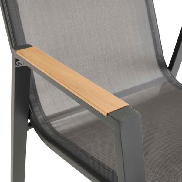 Detailansicht einer Gartenstuhl-Armlehne mit Holzeinlage auf einem Metallrahmen und Netzbespannung.