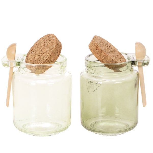 Zwei Gewürzgläser aus Glas mit Korkdeckel und Holzlöffel.