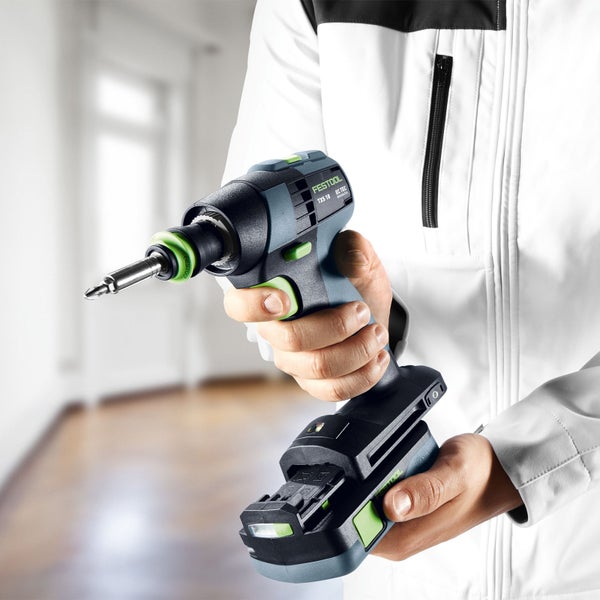 Festool Akku-Bohrschrauber wird von einer Person gehalten