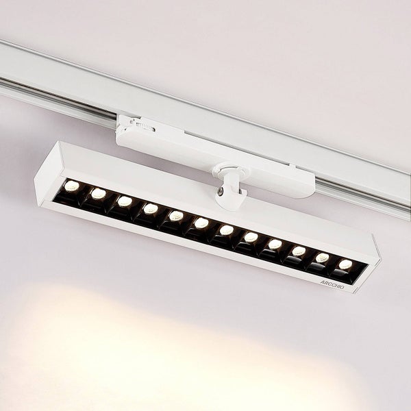 Arcchio LED-Schienenstrahler, linear, weiß, verstellbarer Schwenkkopf, 12 Lichtquellen, an Stromschiene montiert.