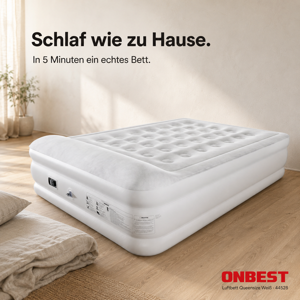 Weißes Queensize Luftbett in einem hellen Raum auf Holzboden mit Bettzeug im Vordergrund.
