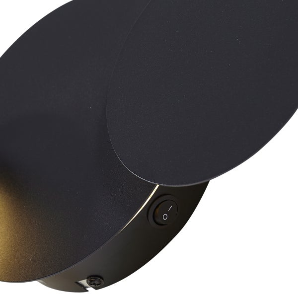 Detailansicht einer schwarzen Wandleuchte mit Schalter