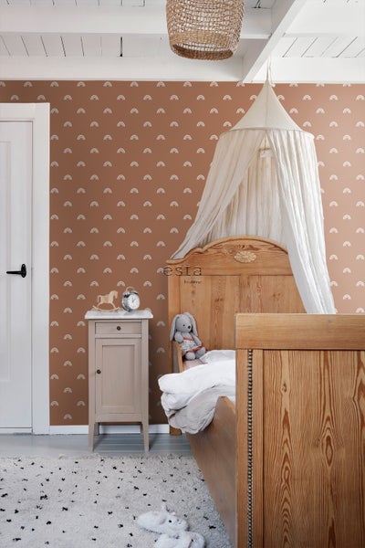 Kinderzimmer mit Holzbett, Nachttisch und Regenbogen-Tapete