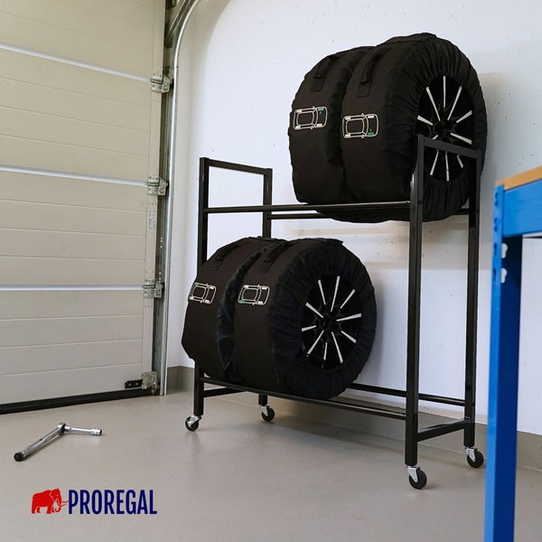 Reifenregal mit zwei Reifensätzen in Reifentaschen und zwei Arbeitshandschuhen